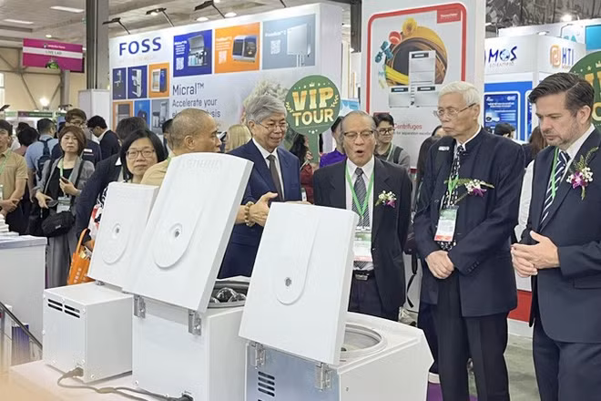 Các đại biểu tham quan các gian hàng trưng bày tại Analytica Hanoi 2026.