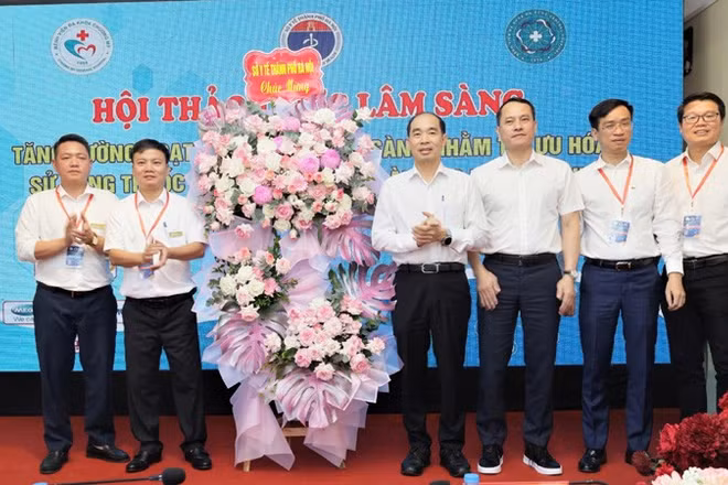 Lãnh đạo Sở Y tế Hà Nội trao tặng lẵng hoa cho các lãnh đạo bệnh viện trên địa bàn Hà Nội tham dự hội thảo.