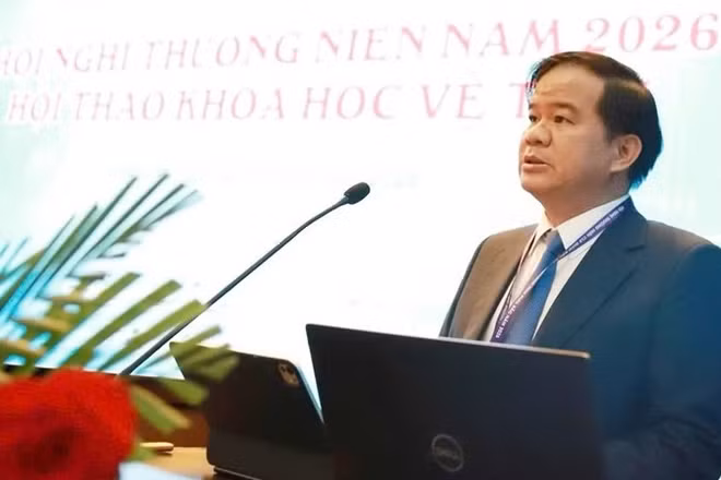 Phó Giáo sư, Tiến sĩ Đào Xuân Cơ, Giám đốc Bệnh viện Bạch Mai (Bộ Y tế) phát biểu tại hội thảo.