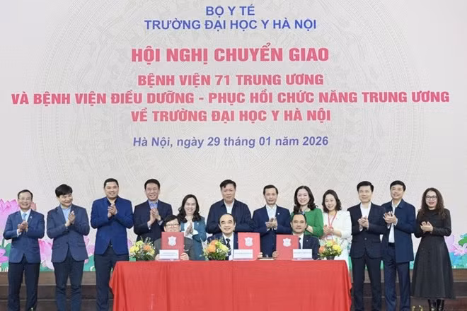 Lãnh đạo các đơn vị ký kết chuyển giao tại Hội nghị.