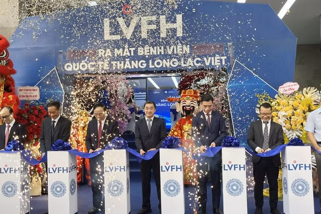Thứ trưởng Y tế Trần Văn Thuấn và các đại biểu cắt băng tại Lễ ra mắt Bệnh viện quốc tế Thăng Long Lạc Việt