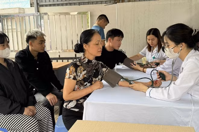 Người dân trên địa bàn phường Giảng Võ Hà Nội tham gia hoạt động khám sức khỏe định kỳ tại Trạm Y tế phường.