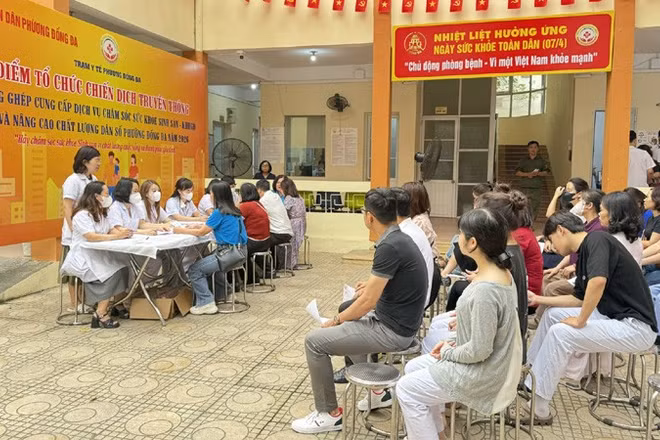 Các y, bác sĩ Trạm Y tế phường Đống Đa (thành phố Hà Nội) khám, tư vấn sức khỏe cho người dân trên địa bàn hưởng ứng Ngày Sức khỏe toàn dân (7/4) năm 2026.