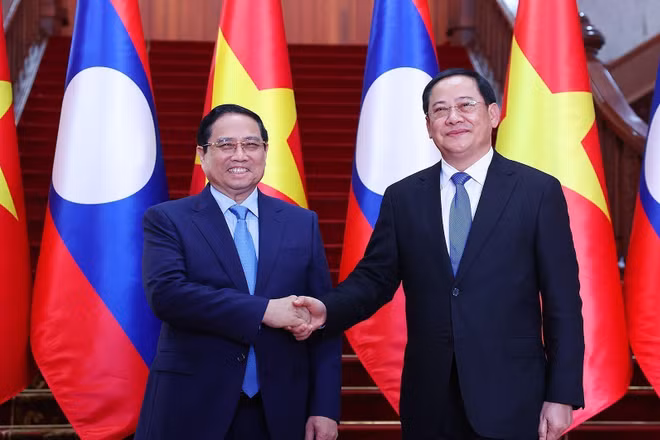 Thủ tướng Phạm Minh Chính gặp Thủ tướng Lào Sonexay Siphandone. (Ảnh: DƯƠNG GIANG/TTXVN)