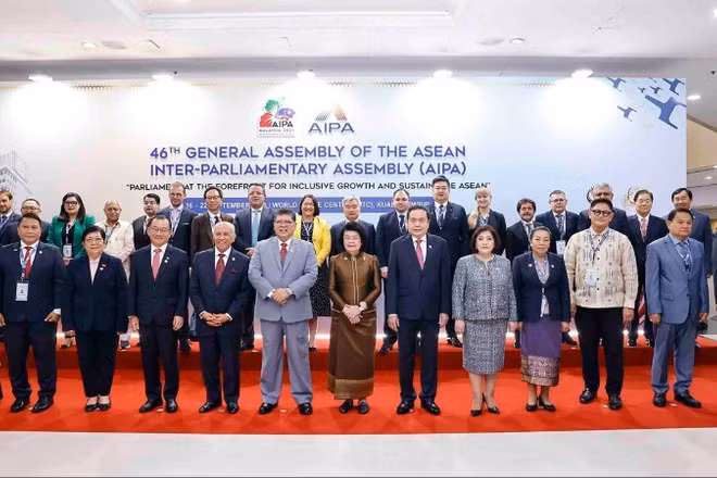 Chủ tịch Quốc hội Trần Thanh Mẫn, Chủ tịch Hạ viện Malaysia Johari bin Abdul - Chủ tịch AIPA-46 cùng các trưởng đoàn Nghị viện thành viên AIPA. (Ảnh: PHẠM THẮNG)