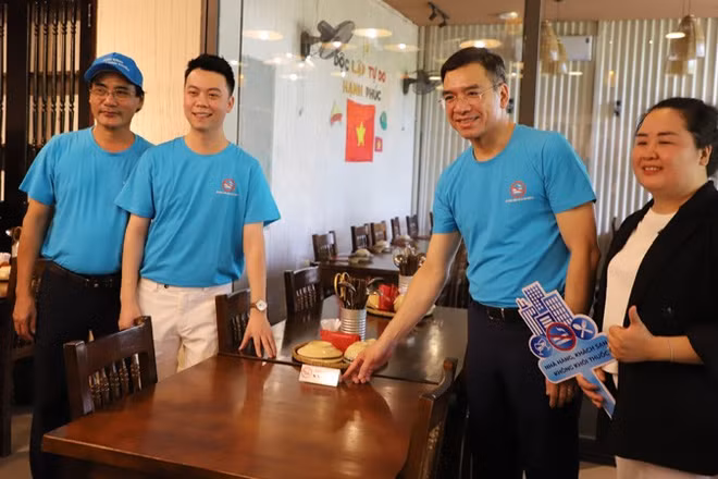 Gắn biển "Không khói thuốc lá" cho nhà hàng, khách sạn trên địa bàn thành phố Huế.