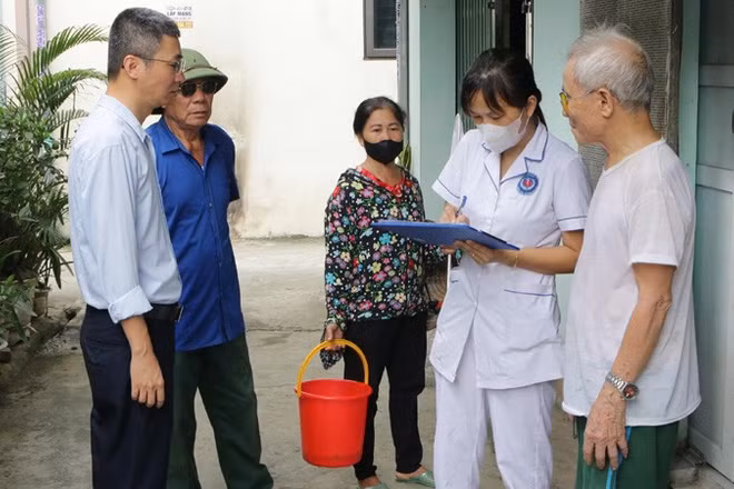 Cán bộ y tế hướng dẫn người dân trên địa bàn Thành phố Hà Nội phòng, chống bệnh sốt xuất huyết tại gia đình và cộng đồng.