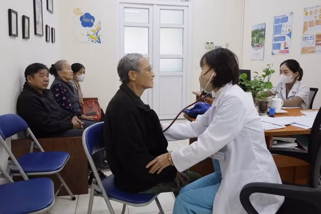 Các y, bác sĩ Trạm Y tế xã Sóc Sơn (thành phố Hà Nội) khám bệnh cho người dân trên địa bàn