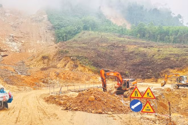 Các đơn vị đang tập trung khắc phục, sửa chữa hư hỏng trên Quốc lộ 40B đoạn qua xã Trà Tân.