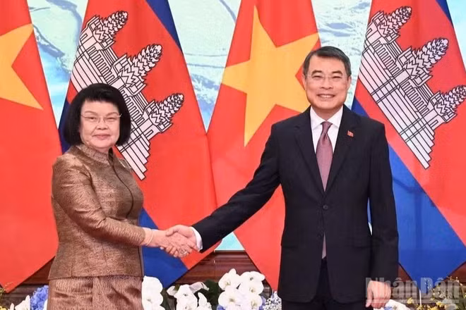 Thủ tướng Chính phủ Lê Minh Hưng và Chủ tịch Quốc hội Campuchia Samdech Khuon Sudary. (Ảnh: TRẦN HẢI)