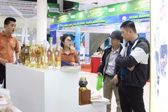 Khách hàng tham quan, tìm hiểu sản phẩm tại triển lãm.