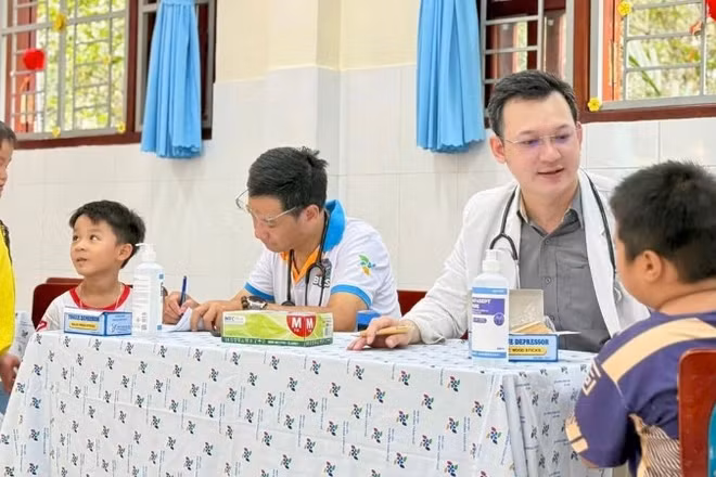Khám sức khỏe cho học sinh tại xã Thạnh An.