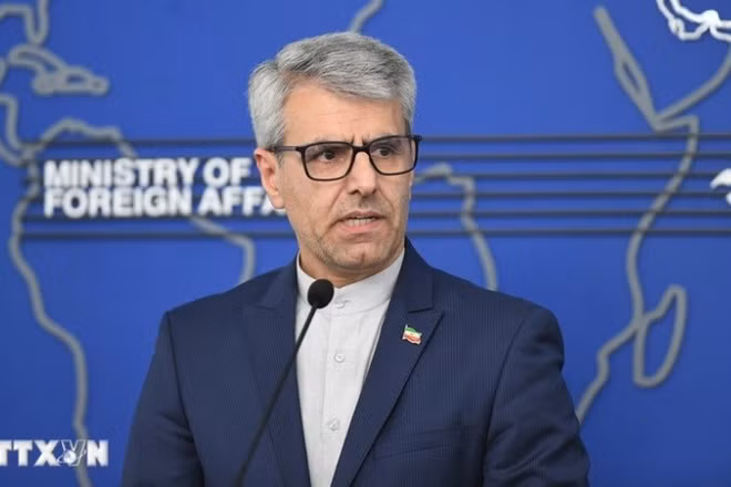 Người phát ngôn Bộ Ngoại giao Iran Esmail Baghaei phát biểu trong một cuộc họp báo ở Tehran. (Ảnh: THX/TTXVN)