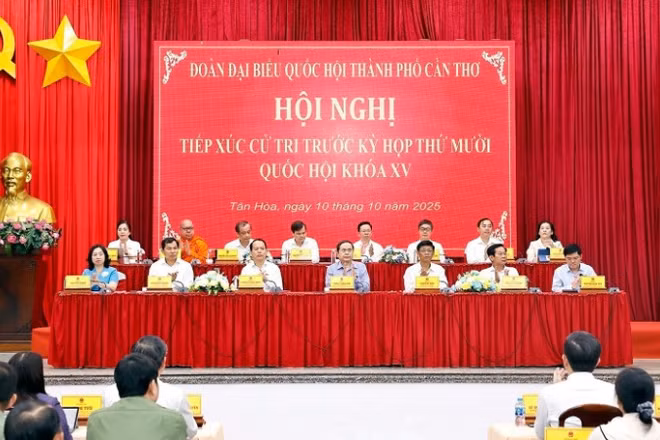 Chủ tịch Quốc hội Trần Thanh Mẫn tiếp xúc cử tri tại xã Tân Hòa, thành phố Cần Thơ. (Ảnh: Doãn Tấn/TTXVN)