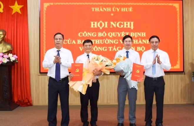 Ban Thường vụ Thành ủy Huế tổ chức hội nghị công bố và trao các quyết định về công tác cán bộ tại phường Phú Xuân và phường Thuận Hóa.