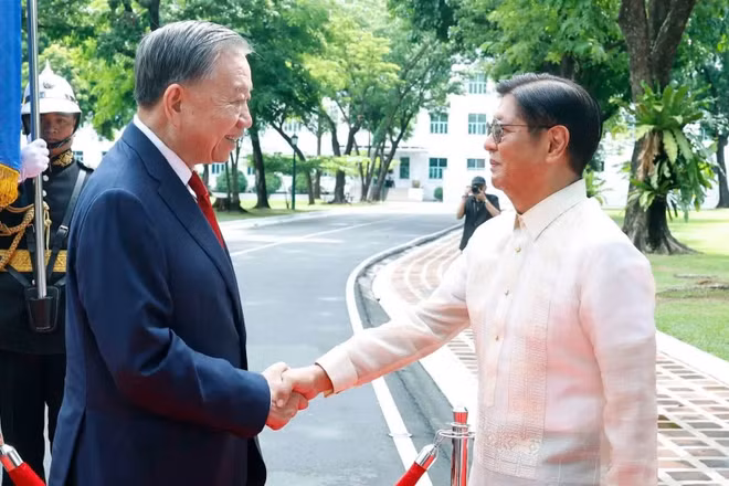Tổng thống Philippines Ferdinand Romualdez Marcos Jr. đón Tổng Bí thư, Chủ tịch nước Tô Lâm. (Ảnh: TTXVN)