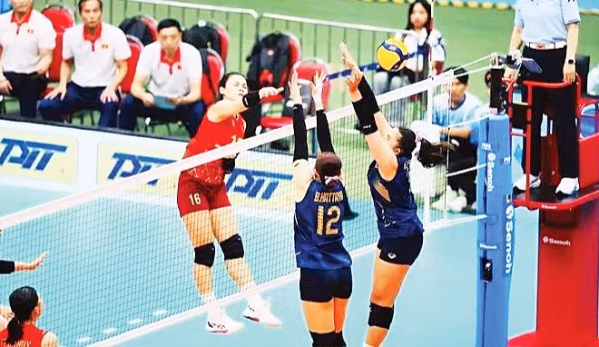 Đội tuyển bóng chuyền nữ Việt Nam (áo đỏ) trong trận chung kết với Thái Lan tại SEA Games 33.