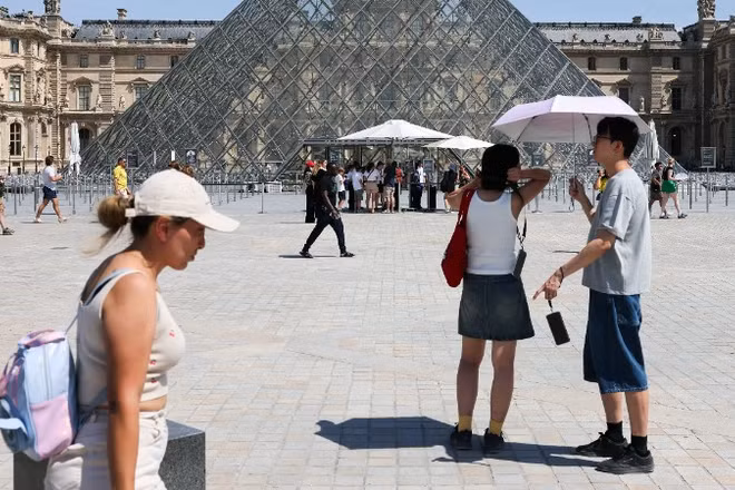 Nắng gay gắt ở Paris, Pháp. (Ảnh: THX/TTXVN)