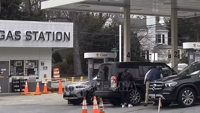 Người dân mua xăng tại một trạm bán lẻ xăng dầu trên Đại lộ Connecticut ở thủ đô Washington của Mỹ. (Ảnh: Ngọc Quang/PV TTXVN tại Mỹ)