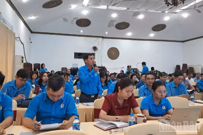 Các đại biểu góp ý Dự thảo văn kiện Đại hội Công đoàn Thành phố Hồ Chí Minh lần thứ I.