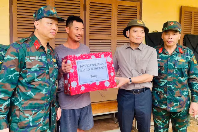 Sáng 22/11, Bí thư Trung ương Đảng, Bí thư Thành ủy Thành phố Hồ Chí Minh Trần Lưu Quang đã tới thăm hỏi, động viên và trao tận tay cho bà con vùng lũ Khánh Hòa những phần quà nhỏ của người dân thành phố.