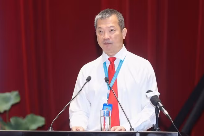 Tiến sĩ Mai Hữu Tín trình bày tham luận tại Đại hội Đại biểu Mặt trận Tổ quốc Việt Nam Thành phố Hồ Chí Minh. 