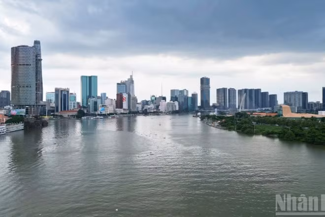 Khu vực được quy hoạch mở rộng Không gian văn hóa Hồ Chí Minh nằm tại vị trí đắc địa ven sông Sài Gòn, tiếp giáp tuyến đường Nguyễn Tất Thành - cửa ngõ kết nối trung tâm với khu nam Thành phố Hồ Chí Minh. (Ảnh: THẾ ANH) 