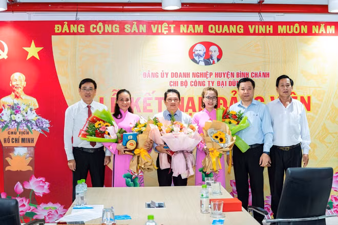 Lễ kết nạp đảng viên tại Công ty cổ phần Cơ khí xây dựng thương mại Đại Dũng.