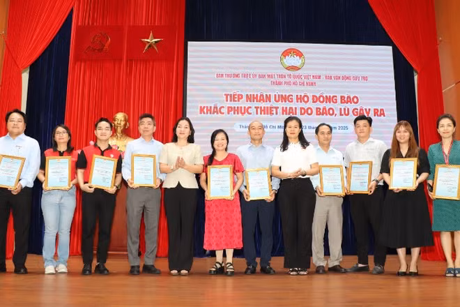 Bà Trương Thị Bích Hạnh trao thư cảm ơn đến đơn vị ủng hộ đồng bào bị thiệt hại bởi bão, lũ. 
