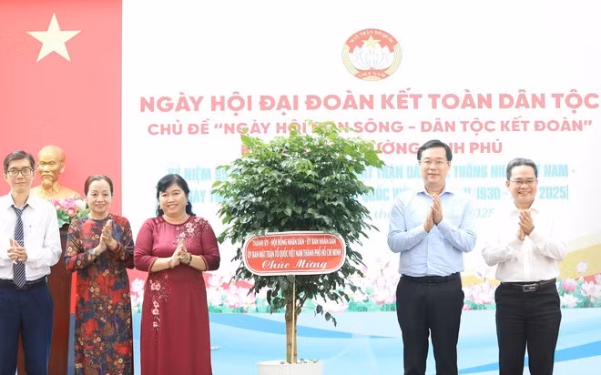 Ủy viên Trung ương Đảng, Phó Bí thư Thường trực Thành ủy Thành phố Hồ Chí Minh Lê Quốc Phong, Phó Chủ tịch Ủy ban Mặt trận Tổ quốc Việt Nam Thành phố Hồ Chí Minh Phạm Minh Tuấn tặng cây xanh chúc mừng Ngày hội (Ảnh: PHAN ANH) 