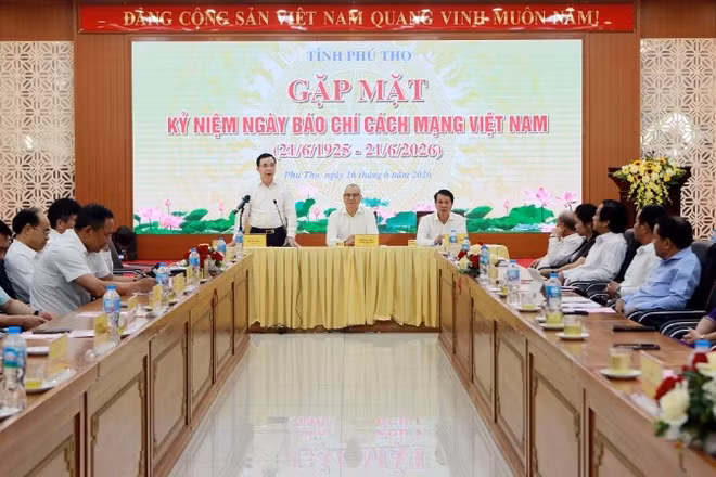 Các đồng chí Thường trực Tỉnh ủy, Ủy ban nhân dân tỉnh Phú Thọ gặp mặt báo chí.