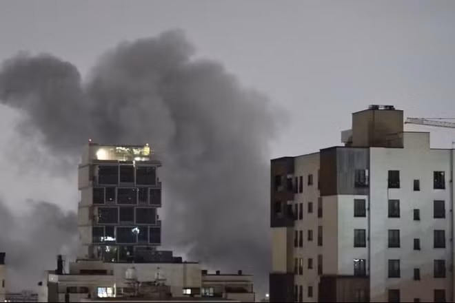 Khói bốc lên sau một vụ tấn công tại Tehran, Iran. (Ảnh: THX/TTXVN)