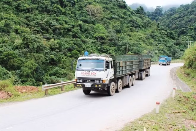 Một đoạn Quốc lộ 12A qua xã Dân Hóa, tỉnh Quảng Trị.