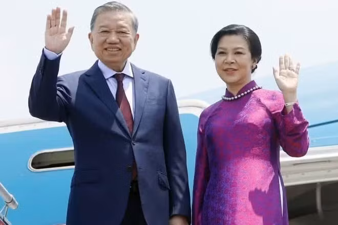 Ngày 27/5/2026, Tổng Bí thư, Chủ tịch nước Tô Lâm và Phu nhân cùng Đoàn đại biểu cấp cao Việt Nam rời Thủ đô Hà Nội, lên đường thăm chính thức Thái Lan, thăm cấp Nhà nước tới Singapore và Philippines. (Ảnh: TTXVN)
