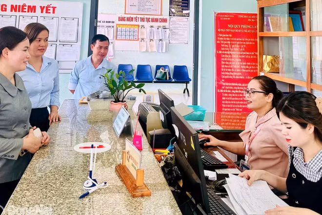 Cán bộ tuyên giáo (bên trái) trao đổi, nắm tình hình tại xã Bom Bo, thành phố Đồng Nai. (Ảnh: LÂM LÂM)