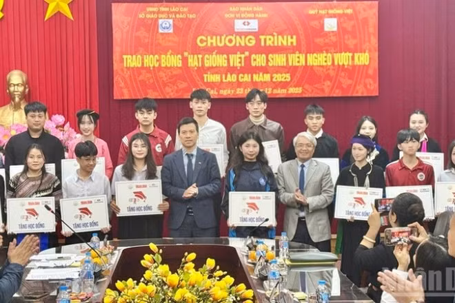 Trao học bổng cho các tân sinh viên tỉnh Lào Cai.