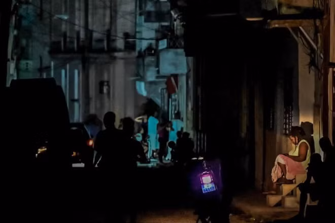 Cảnh mất điện tại La Habana, Cuba, ngày 30/9/2022. (Ảnh: AFP/TTXVN)