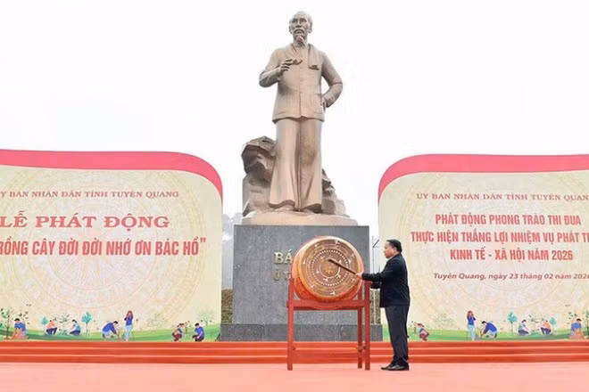 Đồng chí Phan Huy Ngọc, Chủ tịch Ủy ban nhân dân tỉnh Tuyên Quang đánh trống phát động Tết trồng cây và phong trào thi đua năm 2026.