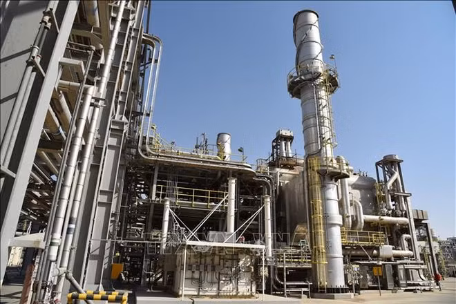 Một nhà máy lọc dầu ở Dammam, Saudi Arabia. (Ảnh: THX/TTXVN)