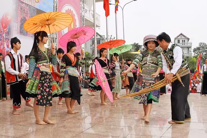 Giữ gìn và phát huy bản sắc văn hóa dân tộc là nhiệm vụ trọng tâm, cốt lõi, là nền tảng tinh thần vững chắc để Việt Nam hội nhập sâu rộng mà không bị “hòa tan”.