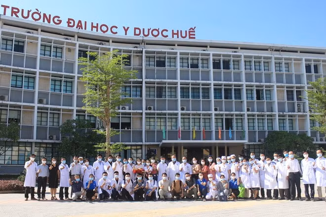 Đội ngũ y bác sĩ tại Bệnh viện Trường đại học Y-Dược Huế. (Ảnh: bvydhue.vn)