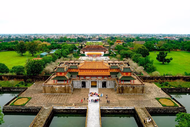 Nhìn từ trên cao, Đại Nội Huế hiện lên rực rỡ, tỏa sáng giữa thành phố di sản. (Ảnh: LÊ HOÀNG)