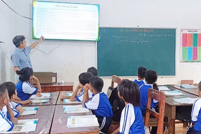 Thầy trò điểm lẻ tiểu học Ho Le hạnh phúc khi có phương tiện dạy học hiện đại do Báo Nhân Dân tặng.