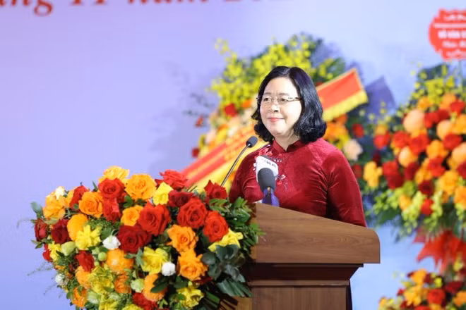 Đồng chí Bùi Thị Minh Hoài, Ủy viên Bộ Chính trị, Bí thư Trung ương Đảng, Bí thư Đảng ủy Mặt trận Tổ quốc, các đoàn thể trung ương, Chủ tịch Ủy ban Trung ương Mặt trận Tổ quốc Việt Nam phát biểu tại lễ kỷ niệm. (Ảnh: ĐINH HÒA)
