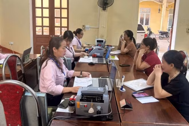 Các điểm giao dịch của chi nhánh NHCSXH tỉnh Lào Cai duy trì lịch giao dịch, tích cực cho hộ nghèo vay vốn ưu đãi.
