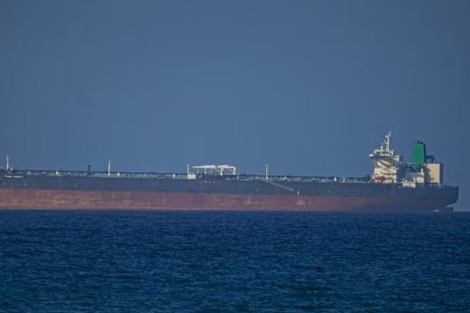 Tàu hàng di chuyển qua eo biển Hormuz ngày 8/4/2026. (Ảnh: AA/TTXVN)