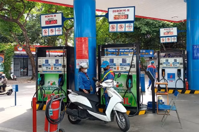 Người dân bơm xăng tại một cửa hàng xăng dầu trên phố Thái Thịnh (Hà Nội). (Ảnh: HOÀNG ANH)