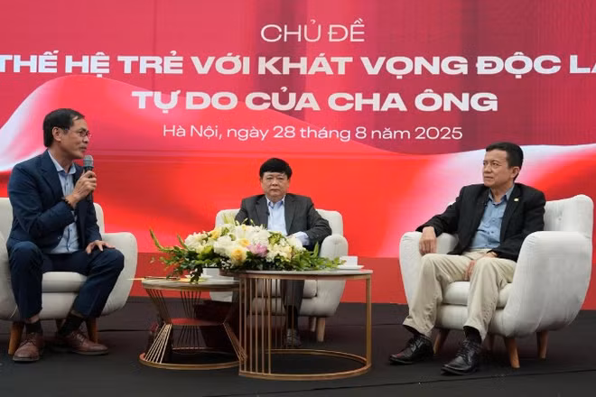 Tọa đàm "Thế hệ trẻ với khát vọng độc lập, tự do của cha ông" trong khuôn khổ triển lãm "95 năm Cờ Đảng soi đường".