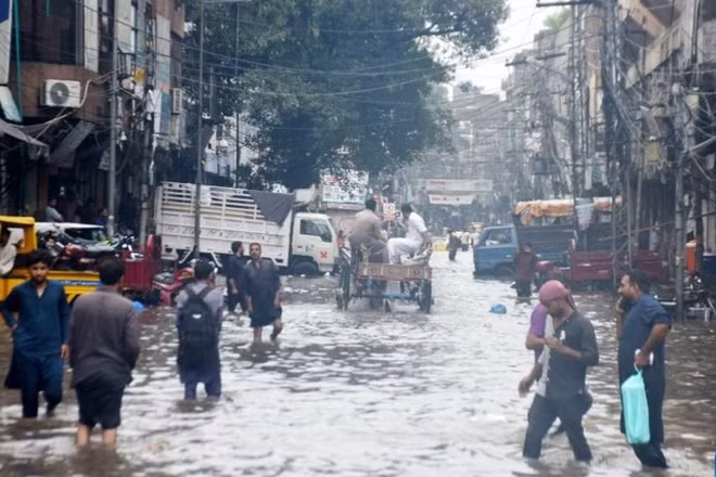Mưa lớn gây lụt ở Lahore, Pakistan.