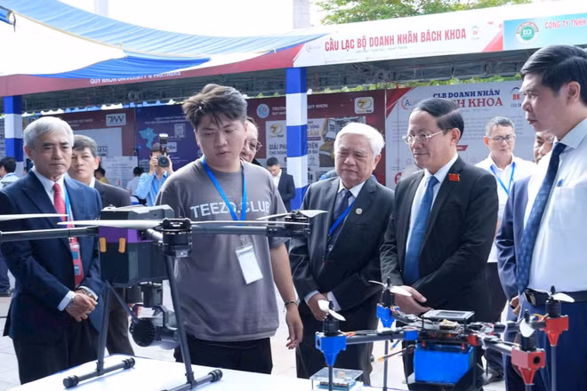 Sản phẩm công nghệ của doanh nghiệp được giới thiệu tại Hội nghị Khoa học và Triển lãm quốc tế về Điều khiển và Tự động hóa lần thứ 8. (Ảnh: HỘI TỰ ĐỘNG HÓA)